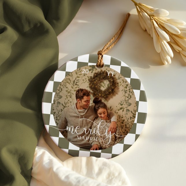 Ornamento De Cerâmica Foto recém-casada do Quadro de Verificação Retro C (Merrily Married Retro Checkerboard Newlywed Photo Ceramic Ornament)