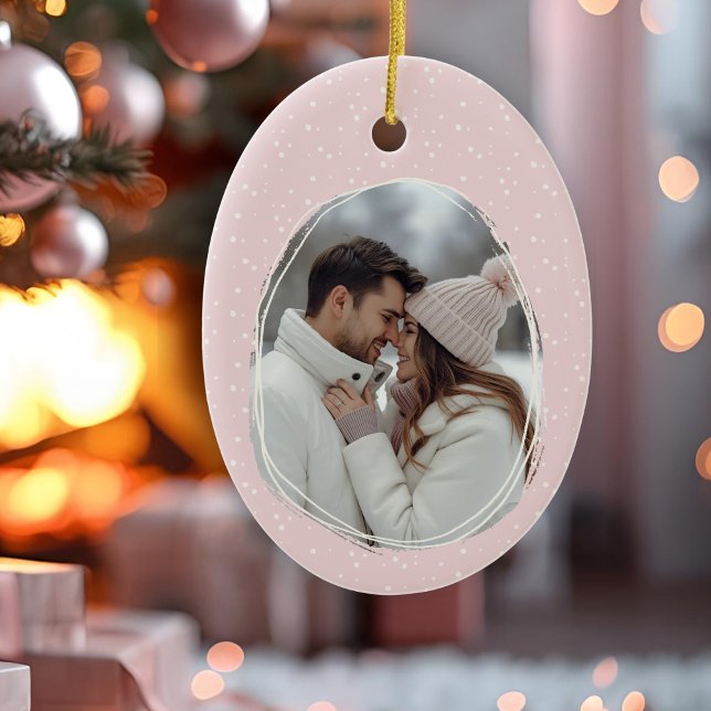Ornamento De Cerâmica Foto Romântica Rosa Desenhada Foto Rústica (Rustic hand drawn pink snow photo oval ceramic Christmas ornament)