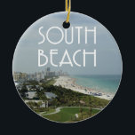 Ornamento De Cerâmica Foto sul de Miami Florida da praia<br><div class="desc">Cena da paisagem sul da praia,  do Miami,  Florida da praia e da parte da skyline da cidade com as palavras "praia sul" na parte superior em uma pia batismal do estilo do art deco.</div>
