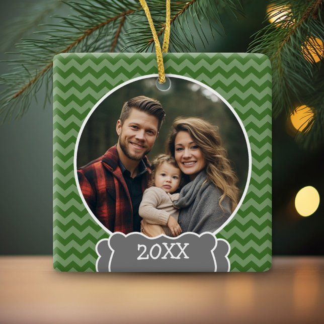 Ornamento De Cerâmica Fotograma verde dos chevrons com ano (Personalized Photo Ornament - Christmas Keepsake)