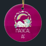 Ornamento De Cerâmica Funny Unicorn dizendo magia AF<br><div class="desc">Um ornamento com um design humorístico. Uma pipoca dormindo com rico e rabo. Deocrata com um trio de estrelas. Um arco-íris arcado por cima. Uma coroa circular composta por nuvens, corações e flores para um talho feminino adicional. A tipografia diz Magical AF. Humor e fofo. O fundo é uma cor...</div>