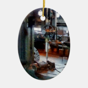 Ornamento De Cerâmica Furadeira perto da janela