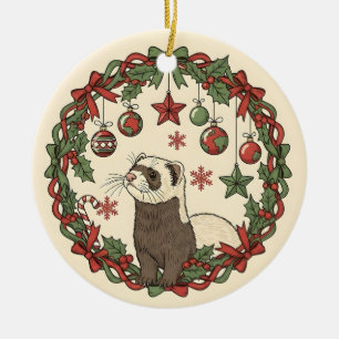 Ornamento De Cerâmica Furão de Natal Adorável em Coroa de Azevinho