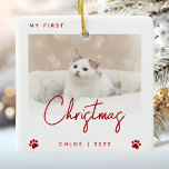 Ornamento De Cerâmica Gatinho Fotográfico Bonito 1 rua Pata de Natal Imp<br><div class="desc">Celebre o primeiro Natal do seu gatinho com este moderno ornamento minimalista de manutenção de fotos. O texto vermelho diz "O meu primeiro Natal", com a palavra "Natal" em letra de imprensa. Substitua facilmente a imagem de exemplo pela sua foto favorita e adicione o nome do seu gatinho e o...</div>