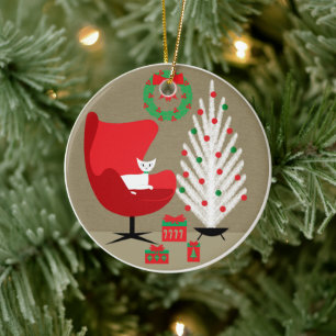 Ornamento De Cerâmica Gato Branco em Sala de Natal em Meados do Século