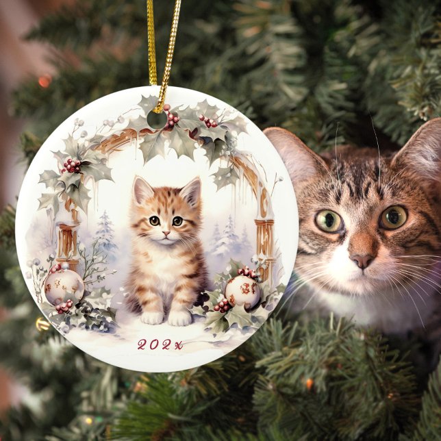 Ornamento De Cerâmica Gato de Natal bonito, gatinho (Cute tabby kitten personalized Christmas ornament for cat lovers)