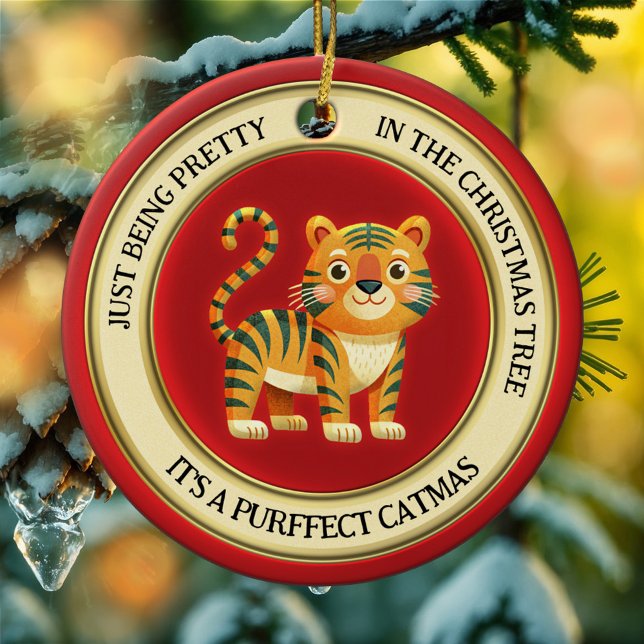 Ornamento De Cerâmica Gato de Tigre Bonito Ilustrado Natal (Cute whimsical Christmas ornament featuring an illustration of a tiger kitty in a simple happy style)