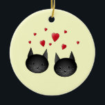 Ornamento De Cerâmica Gatos pretos bonitos com corações, no creme<br><div class="desc">Um par de gatos pretos felizes bonitos,  com corações vermelhos do amor,  em um fundo de creme da cor.</div>