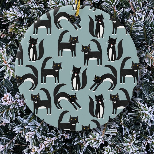 Ornamento De Cerâmica Gatos Pretos e Brancos Tuxedo (Black and white tuxedo cat pattern fun ceramic Christmas ornament)
