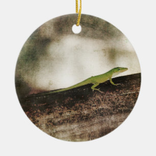 Ornamento De Cerâmica Gecko Green Cameleon Lizard no ramo de madeira mar