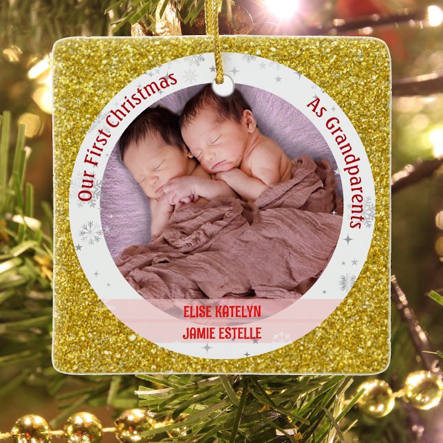 Ornamento De Cerâmica Gêmeas Meninas 1rua Xmas Como Avós 2 Fotos (Elegant Modern Cute Golden First Christmas as Grandparents Twin Girls Photo Swaddled Babies Glitter)