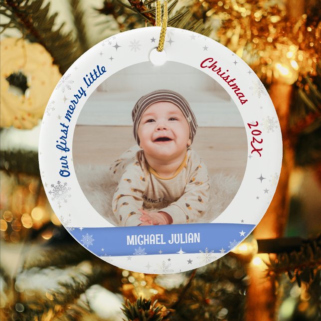 Ornamento De Cerâmica Gêmeos 2 Fotos Primeira Feliz Natal Pequeno (Cute Modern Elegant Personalized Our First Merry Little Christmas Twin Baby Boys 2 Photos Snowflakes)