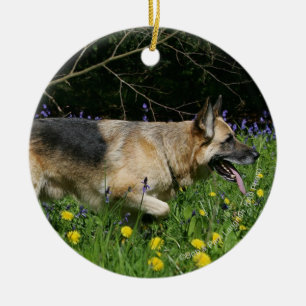 Ornamento De Cerâmica German shepherd em flores amarelas
