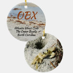 Ornamento De Cerâmica Ghost Crab OBX Carolina do Norte Fotografia<br><div class="desc">Este ornamento fotográfico de cerâmica OBX Beach apresenta um Caranguejo Fantasma Atlântico e sua toca na areia da praia. O Caranguejo Fantasma do Atlântico pode ser encontrado ao longo da costa atlântica. Como é, é uma lembrança viagem do The Outer Banks na Carolina do Norte ou o texto pode ser...</div>