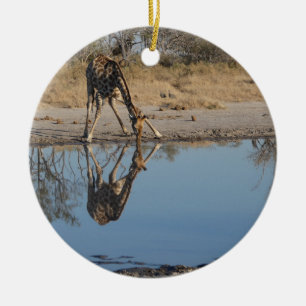 ORNAMENTO DE CERÂMICA GIRAFA TOMANDO UMA BEBIDA REFLETIDA