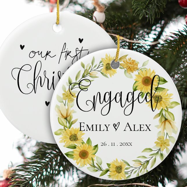 Ornamento De Cerâmica Girassol Amarelo-Cinto Envolvido Nosso Primeiro Na (Cute Yellow Sunflower Engaged Our First Christmas Ceramic Ornament)