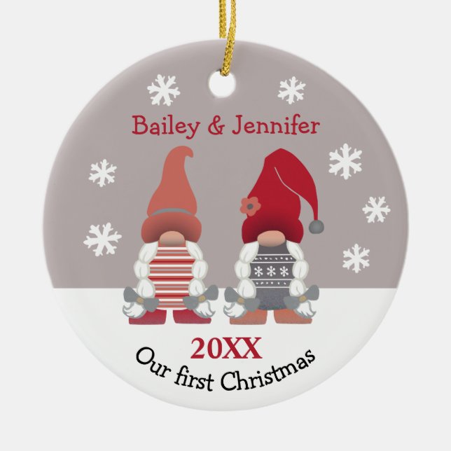 Ornamento De Cerâmica Gnomos Cons Nosso Primeiro Natal Cinza Rosa Vermel (Frente)