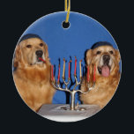 Ornamento De Cerâmica Golden retriever Hanukkah Menorah<br><div class="desc">Este ornamento caracteriza retrievers dourados nos yarmulkes que iluminam um menorah. Isto faria um presente ou uma decoração perfeita de Hanukkah.</div>