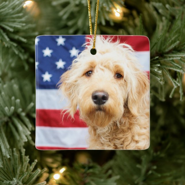 Ornamento De Cerâmica Goldendoodle com bandeira americana (Árvore)