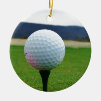 Ornamento De Cerâmica Golf Ball em um campo de golfe na montanha