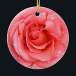 Ornamento De Cerâmica Gotas Românticas de Água Rosa Rosa Rosa Vermelha<br><div class="desc">Rosa vermelha e rosa romântica com gotas de água.</div>