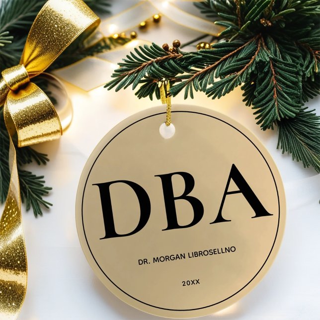 Ornamento De Cerâmica Graduação Dourada de DBA elegantemente simples (Gift this keepsake DBA graduation ornament for the holidays.)