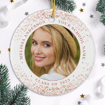 Ornamento De Cerâmica Graduação Dourada de Foto Personalizada do Formand<br><div class="desc">Apresentando nosso elegante e moderno ornamento de graduação - a maneira perfeita de comemorar seu dia especial! Esta simples, porém espantosa, manutenção apresenta espaço para duas fotos personalizadas, juntamente com o seu nome e ano escolar para um toque verdadeiramente personalizado. Quer estejamos a celebrar um segundo grau, uma universidade, ou...</div>