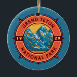 Ornamento De Cerâmica Grande Teton National Park Retro Compass Emblem<br><div class="desc">Grande Teton vetor trabalho de arte design. O parque inclui os maiores picos da Faixa Teton,  assim como a maioria das seções de norte do vale conhecido como Jackson Hole.</div>