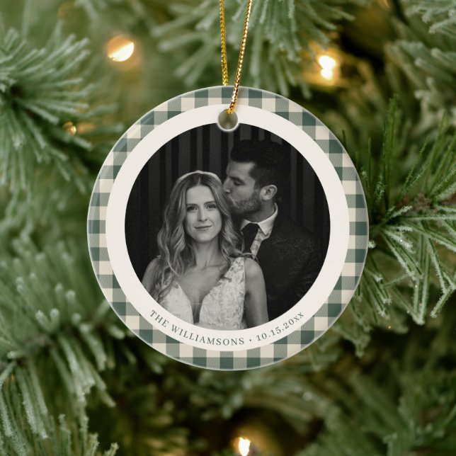 Ornamento De Cerâmica Green Plaid Gingham Wedding Photo Holiday Keepsake (Árvore)