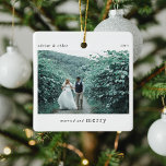 Ornamento De Cerâmica Guarda de Fotografias de Recém-casados e Felizes<br><div class="desc">Um ornamento da árvore de natal de Natal de na moda com tipografia clássica "Casado e Feliz" a preto sobre um fundo branco mínimo e limpo. A foto, o texto, o(s) nome(s) e o ano podem ser facilmente personalizados para tornar este ornamento exclusivo e pessoal para você. Um design de...</div>