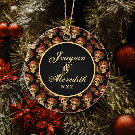 Ornamento De Cerâmica Halloween do Monograma Vermelho Preto do Crânio Gó