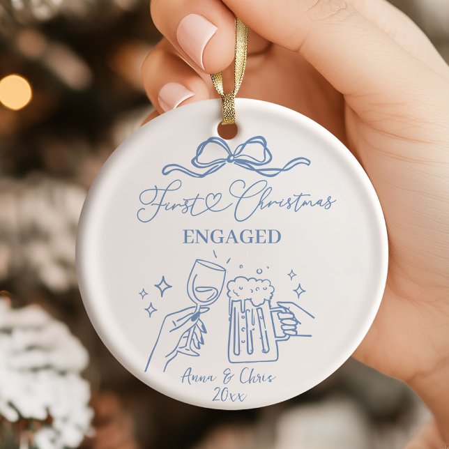 Ornamento De Cerâmica Hand Doodle First Christmas Engaged (Criador carregado)