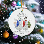 Ornamento De Cerâmica Hanukkah Snowman Natal Nosso Primeiro Chrismukkah<br><div class="desc">Este design pode ser personalizado na área fornecida pela alteração da foto e/ou do texto. Ou pode ser personalizado clicando em Personalizar este Modelo e, em seguida, escolhendo o clique para personalizar mais a opção e excluir ou alterar a cor do plano de fundo, adicionar texto, alterar a cor ou...</div>
