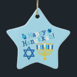 Ornamento De Cerâmica Happy Hanukkah<br><div class="desc">Feliz texto de Hanukkah com uma menorah, Estrela de David e dois sonhos. Sombras de azul, branco e amarelo.</div>