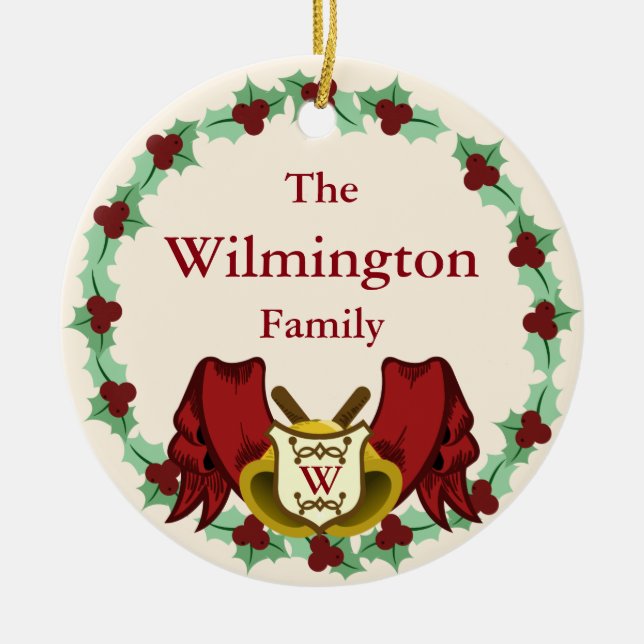 Ornamento De Cerâmica Holiday Holly Wreath & Bells Nome da Família Monog (Frente)