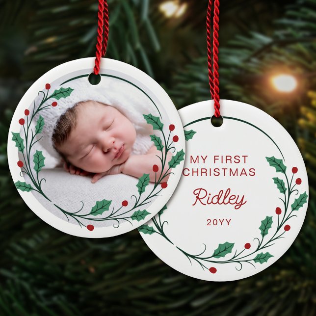 Ornamento De Cerâmica Holly Wreath Baby's First Christmas Round Photo (Criador carregado)