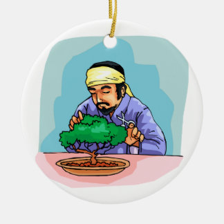 Ornamento De Cerâmica Homem oriental com os bonsais do aparamento do