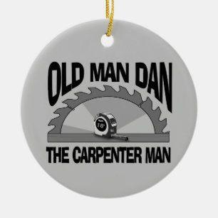 Ornamento De Cerâmica Homem Velho Dan Carpenter Man Lumber Builder Engra