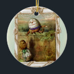 Ornamento De Cerâmica Humpty Dumpty e Alice<br><div class="desc">Uma ilustração do vintage de Humpty Dumpty e Alice pelo artista John Tenniel foram colocadas lovingly dentro de um quadro do ornamentado do vintage. © WickedlyLovely</div>