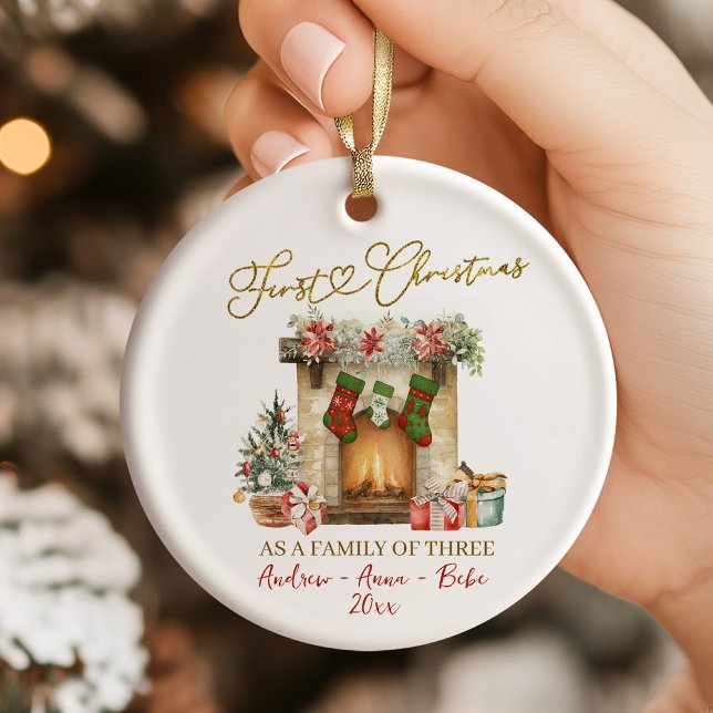 Ornamento De Cerâmica Illustration First Christmas Family of Three (Criador carregado)