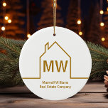 Ornamento De Cerâmica Imobilizador Dourado Chic Personalizado por Empres<br><div class="desc">Este Enfeites de natal moderno personalizado de realtores é simples e sutil com o seu monograma e nome de empresa imobiliária em ouro elegante. Apresenta um contorno minimalista de uma casa. Presentes modernos de marketing de negócios.</div>