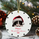 Ornamento De Cerâmica Impressão de Gato de Santa Hat de Tuxedo Bonito e<br><div class="desc">Coloque seu amigo felino com nossa Pata de Gato de Tuxedo e Tuxedo Personalizada Imprima o ornamento cerâmico. Este ornamento personalizado apresenta um adorável design de impressão de pata de tuxedo cat, fazer-o como um guardião perfeito para amantes de gatos. Feito com cuidado, adiciona um toque de elegância às suas...</div>