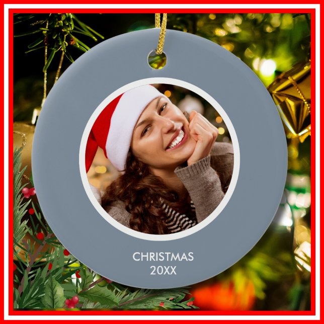 Ornamento De Cerâmica Iniciais Modernas Dusty Blue & White FOTO DO Monog (Dusty Blue & White Modern Initials Monogram PHOTO Ceramic Ornament)