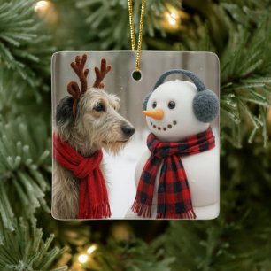 Ornamento De Cerâmica Irish Wolfhound olhando para um boneco de neve fof