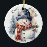 Ornamento De Cerâmica Jolly Christmas Snowman Holiday Ornament<br><div class="desc">Um design de bonitinho de neve com uma árvore esverdeada ao fundo e o texto diz "Felizes feriados 2023,  mas pode ser personalizado ou excluído.</div>