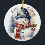 Ornamento De Cerâmica Jolly Christmas Snowman Holiday Ornament<br><div class="desc">Um design de bonitinho de neve com uma árvore esverdeada ao fundo e o texto diz "Felizes feriados 2023,  mas pode ser personalizado ou excluído.</div>