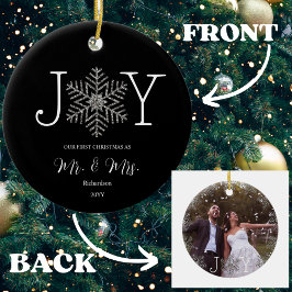 Ornamento De Cerâmica Joy Snowflake Nosso Primeiro Natal como Sr. & Sra.