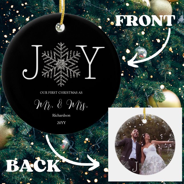 Ornamento De Cerâmica Joy Snowflake Nosso Primeiro Natal como Sr. & Sra. (Criador carregado)