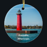 Ornamento De Cerâmica Kenosha<br><div class="desc">O farol sobre a praia da Ilha Simmons. Anteriormente,  uma grande cidade de fabricação de automóveis,  agora uma casa popular para viagens ao trabalho a Milwaukee e Chicago.</div>