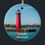 Ornamento De Cerâmica Kenosha<br><div class="desc">O farol sobre a praia da Ilha Simmons. Anteriormente,  uma grande cidade de fabricação de automóveis,  agora uma casa popular para viagens ao trabalho a Milwaukee e Chicago.</div>